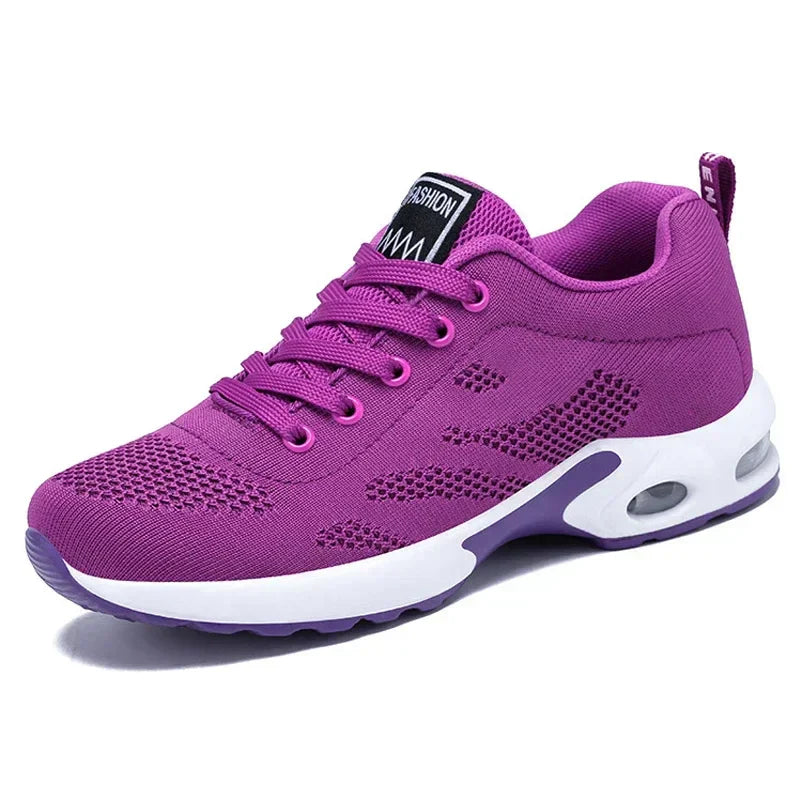 Chaussure de sport violette pour femme avec semelle amortissante, design respirant et lacets. Idéale pour la course et le fitness.