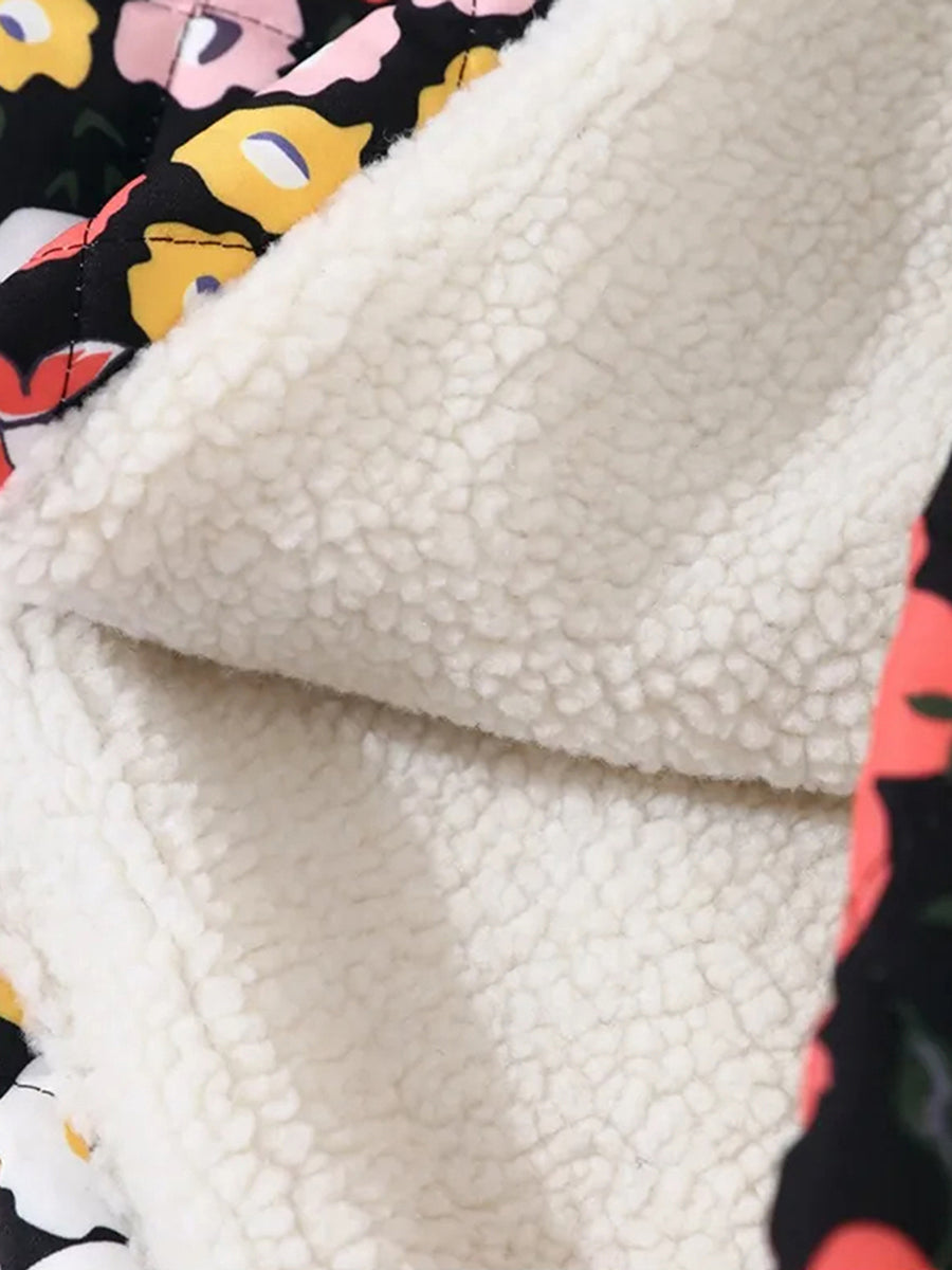 Veste matelassée à motif floral avec doublure en polaire blanche, textile chaud et confortable, mode automne-hiver, vêtement tendance.