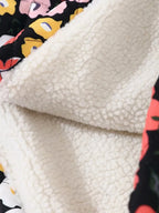 Veste matelassée à motif floral avec doublure en polaire blanche, textile chaud et confortable, mode automne-hiver, vêtement tendance.