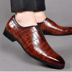 Chaussures en cuir marron pour homme, style mocassin, motif crocodile, élégantes et modernes, idéales pour tenues formelles et occasions spéciales.