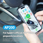 Smartphone affichant l'application "Find My" d'Apple, utilisé pour localiser une voiture en temps réel, tenu devant un volant.