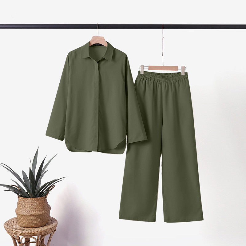 Tenue décontractée verte pour femme, comprenant une chemise à manches longues et un pantalon ample. Ensemble élégant et confortable, idéal pour le quotidien.