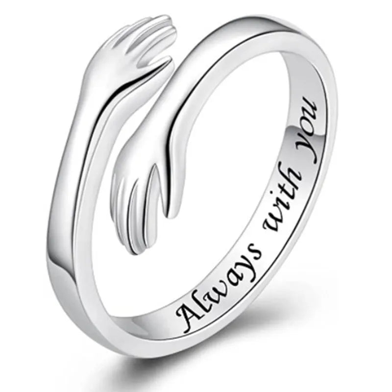 Bague en argent avec design de mains entrelacées et inscription "Always with you", bijou symbolique, cadeau romantique, style moderne.