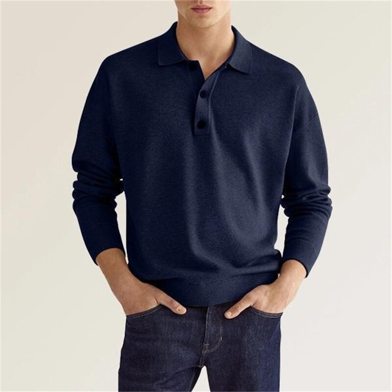 Homme portant un pull polo bleu marine, manches longues, col boutonné, associé à un jean foncé. Mode masculine élégante et décontractée.