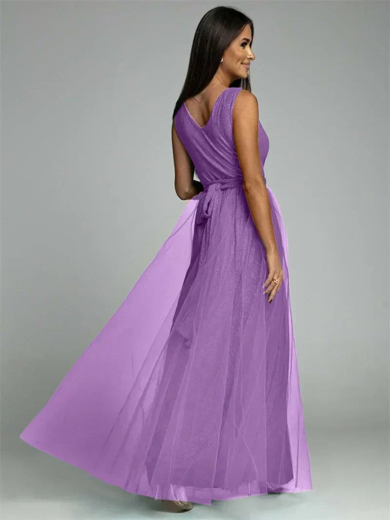 Robe longue violette élégante en mousseline, sans manches, avec ceinture nouée, portée par une femme de dos. Mode féminine, tenue de soirée.