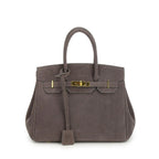Sac à main en cuir gris taupe, style Birkin, avec fermoir doré et anses élégantes. Accessoire de luxe, mode féminine, tendance.