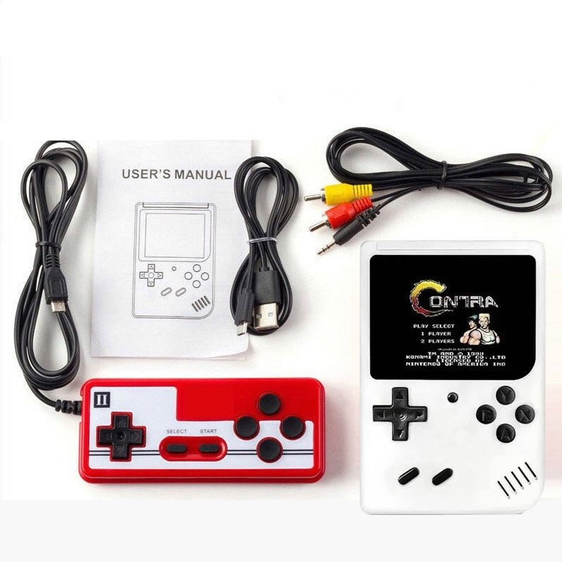 Console de jeu rétro portable avec manette rouge, manuel d'utilisation et câbles de connexion. Écran affichant le jeu "Contra". Accessoires inclus.