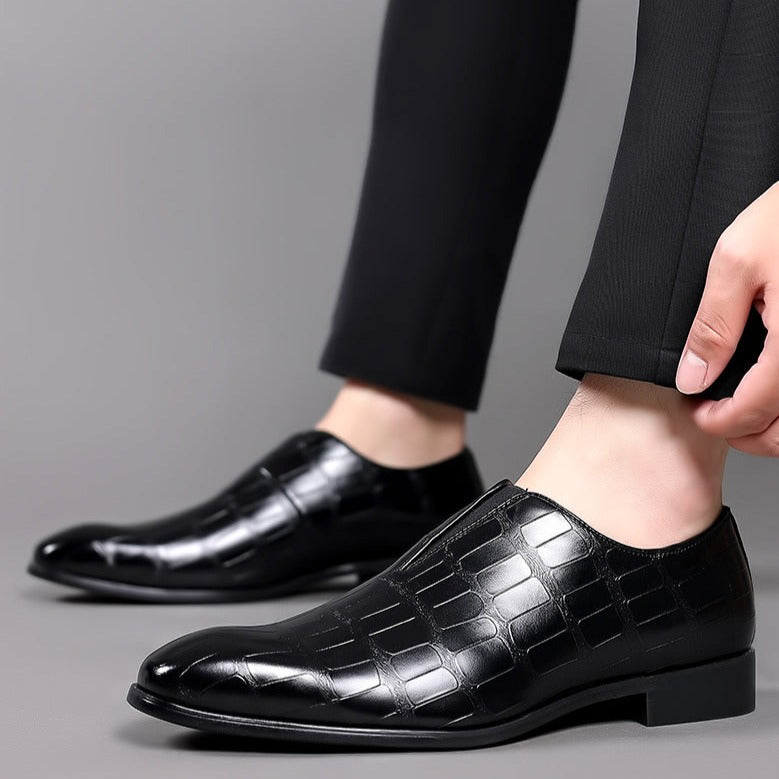 Chaussures en cuir noir brillant pour homme, motif croco, élégantes et modernes, portées avec un pantalon noir. Mode masculine, chaussures de luxe.
