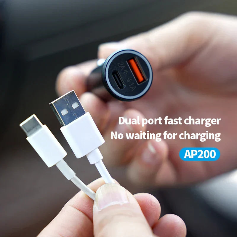 Chargeur rapide double port USB pour voiture, modèle AP200, avec câble USB-C et USB-A, idéal pour recharger rapidement vos appareils en déplacement.