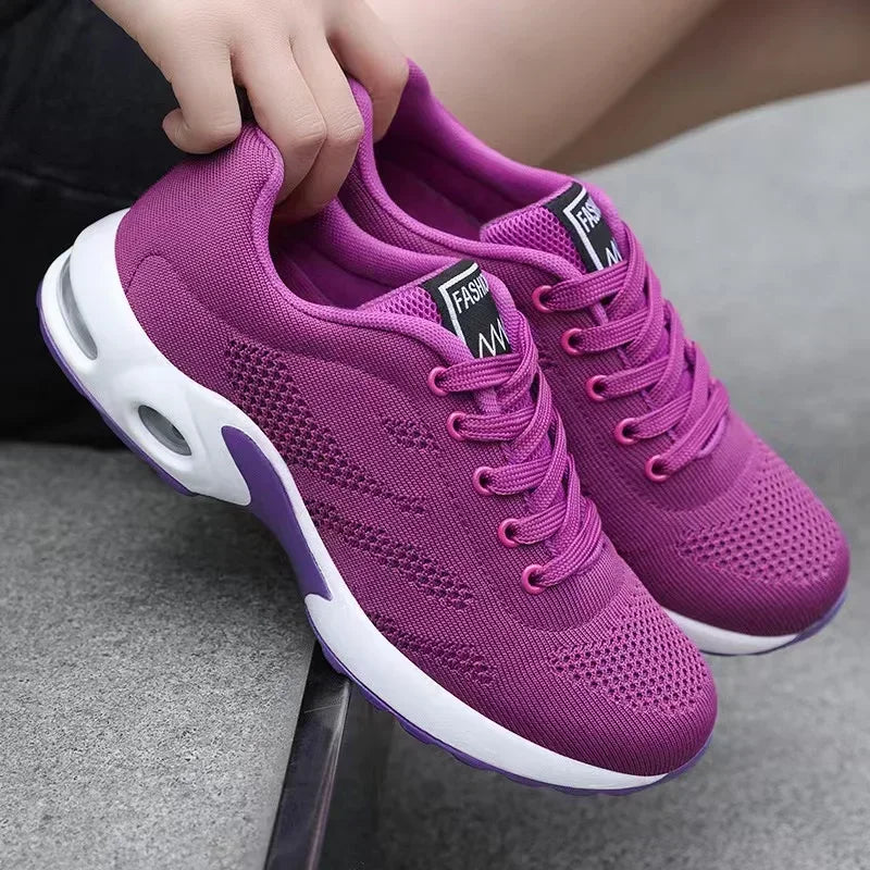 Chaussures de sport violettes pour femmes avec semelle blanche, design moderne et respirant, idéales pour la course et le fitness.