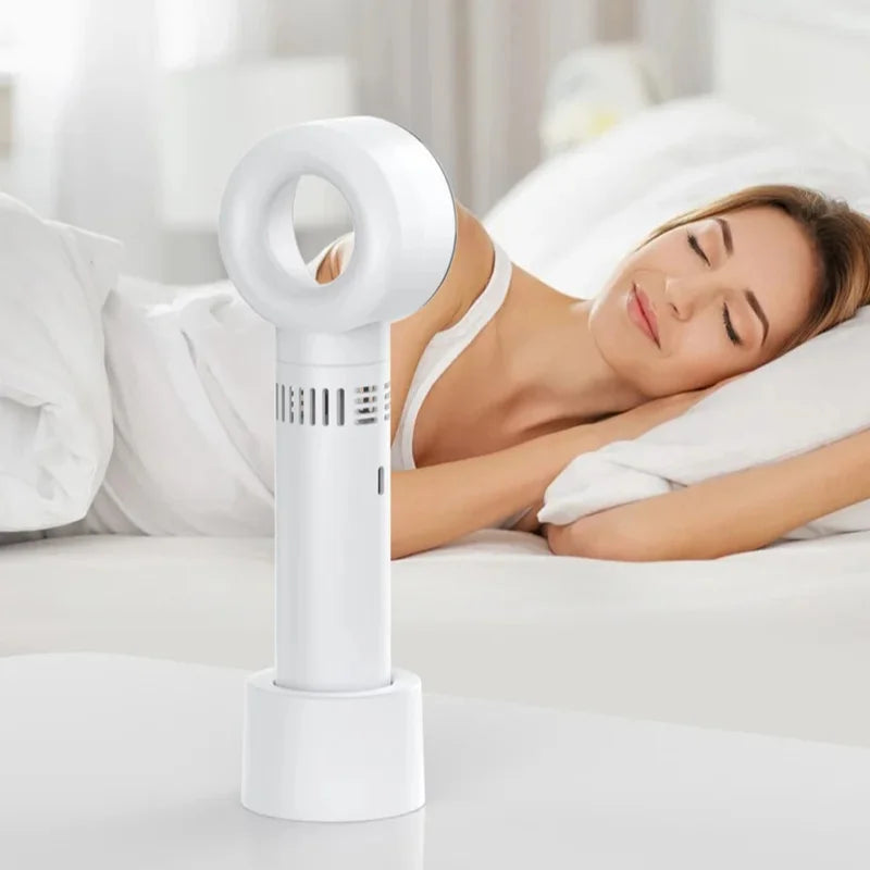 Ventilateur sans pales blanc sur une table de chevet, design moderne, idéal pour chambre à coucher, femme endormie en arrière-plan.
