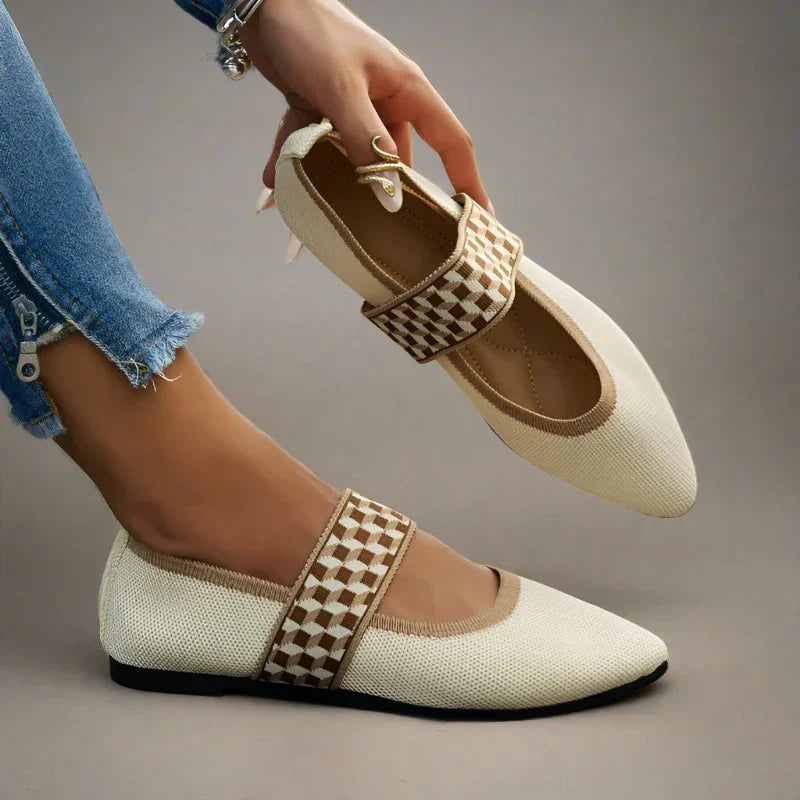 Ballerines beiges élégantes avec motif à carreaux, portées avec un jean. Chaussures plates confortables pour femme, style décontracté et chic.