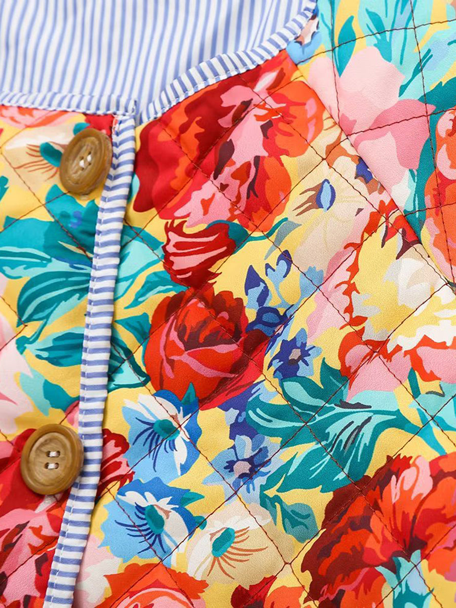 Veste matelassée à motifs floraux colorés, boutons en bois, col rayé bleu et blanc. Mode printemps, tendance vêtements femme, style bohème.