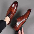 Chaussures en cuir marron pour homme, style mocassin, motif crocodile, élégantes et modernes, idéales pour tenues formelles et occasions spéciales.