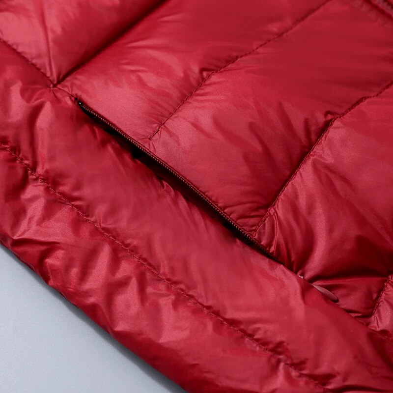 Doudoune rouge en tissu matelassé, gros plan sur la texture et la fermeture éclair. Mode hiver, vêtement chaud, tendance vestimentaire.