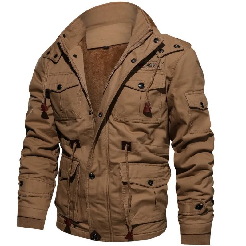 Veste homme marron en coton, style militaire, avec capuche amovible, poches multiples et doublure chaude. Mode automne-hiver tendance.