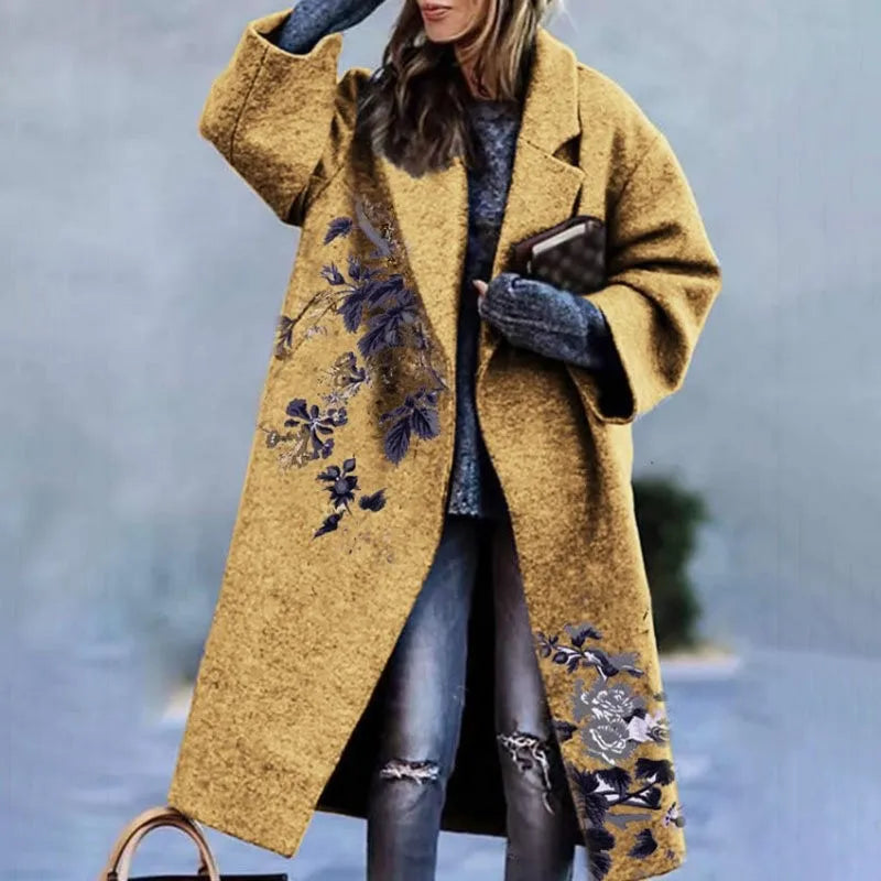 Femme portant un manteau jaune brodé de fleurs bleues, tenue d'hiver élégante, mode féminine, style décontracté, sac à main marron.