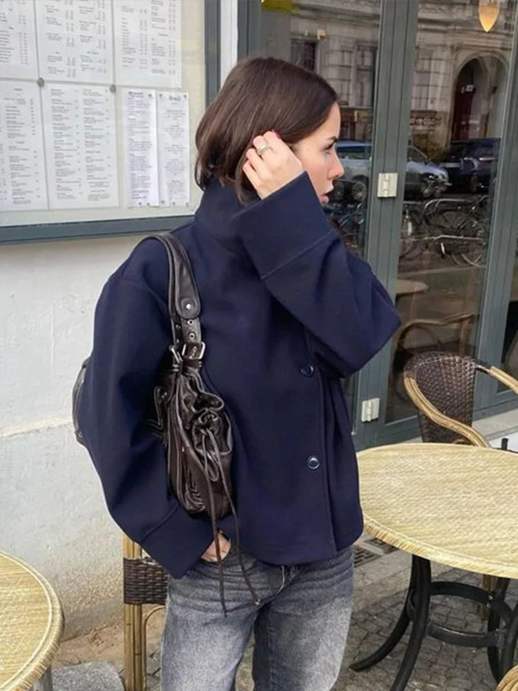 Krótka wełniana kurtka damska | Stójka | Zapięcie na pojedynczy guzik