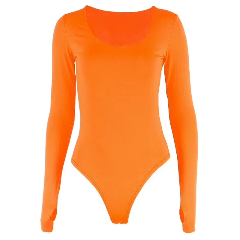 Body orange à manches longues pour femme, col rond, style moderne. Vêtement tendance, idéal pour tenues décontractées ou soirées.