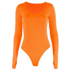 Body orange à manches longues pour femme, col rond, style moderne. Vêtement tendance, idéal pour tenues décontractées ou soirées.
