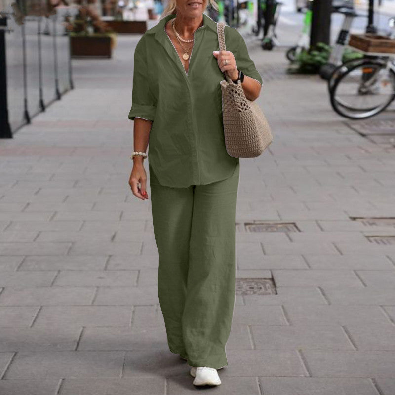 Femme en tenue décontractée verte, portant un sac en osier, marchant sur un trottoir urbain. Mode estivale, style chic et confortable.