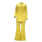 Costume femme jaune vif, veste à double boutonnage, pantalon évasé. Mode élégante, tenue professionnelle, tendance automne-hiver.