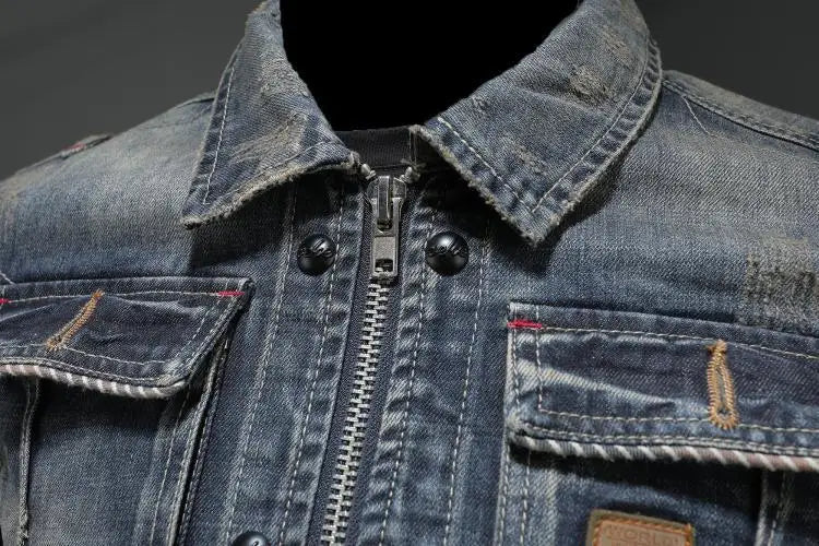 Veste en jean usée avec fermeture éclair et boutons noirs, poches à rabat, coutures apparentes. Mode vintage, style décontracté, denim classique.