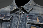 Veste en jean usée avec fermeture éclair et boutons noirs, poches à rabat, coutures apparentes. Mode vintage, style décontracté, denim classique.