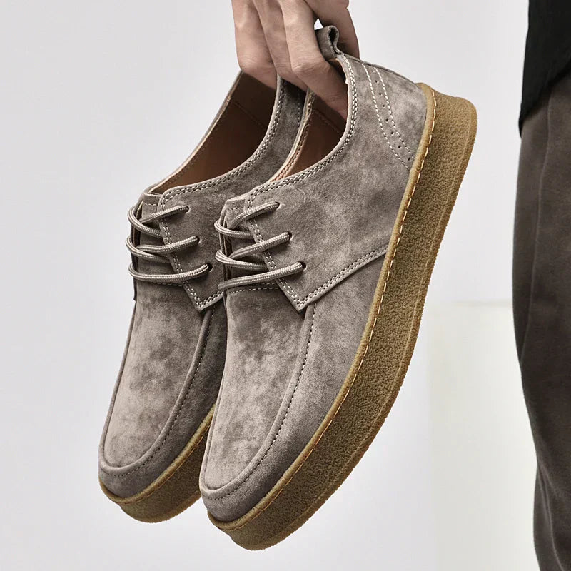 Chaussures derby en daim gris pour homme, semelle en caoutchouc marron, style décontracté et élégant, parfaites pour la mode automne-hiver.