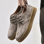 Chaussures derby en daim gris pour homme, semelle en caoutchouc marron, style décontracté et élégant, parfaites pour la mode automne-hiver.