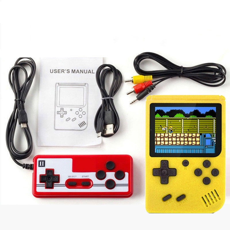 Console de jeu rétro portable jaune avec écran affichant un jeu pixelisé, accompagnée d'une manette rouge, câbles et manuel d'utilisation.