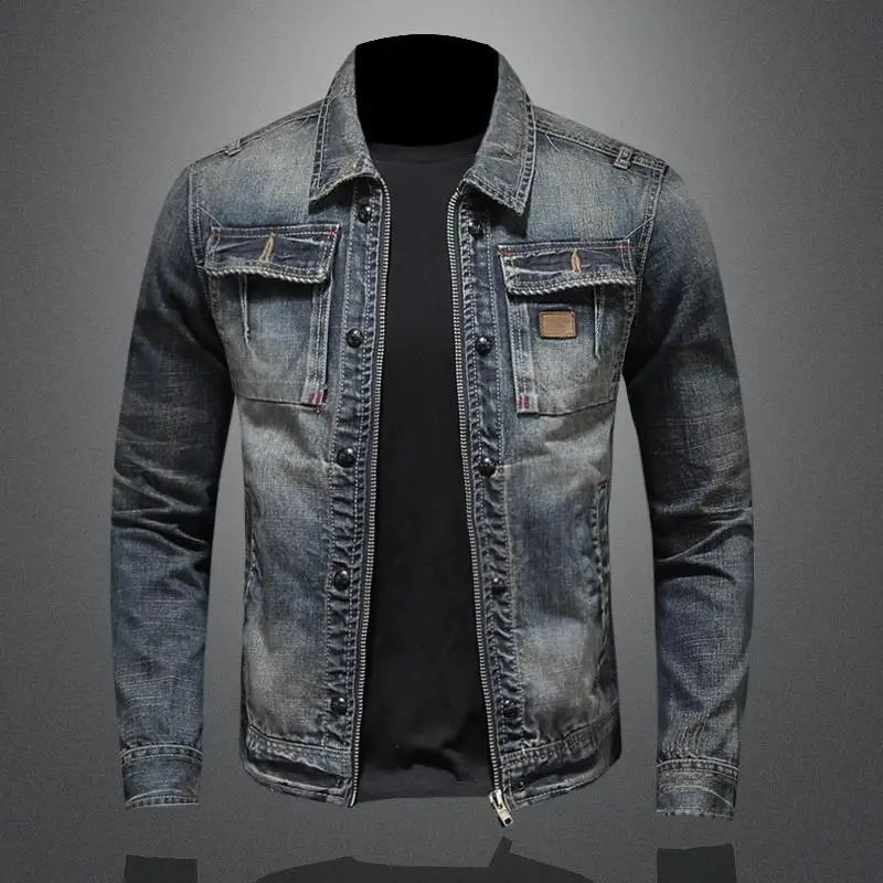 Veste en jean homme, style décontracté, couleur bleu délavé, avec poches poitrine et fermeture éclair, idéale pour mode urbaine et tendance.
