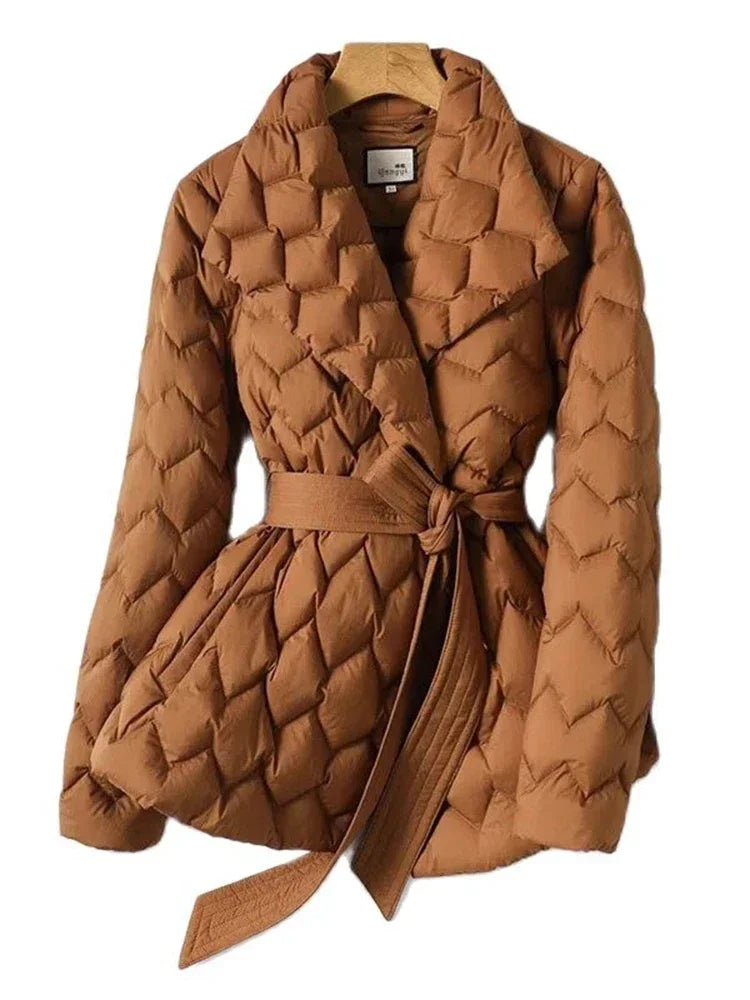 Veste matelassée marron pour femme avec ceinture, design moderne et élégant, idéale pour l'hiver. Mode féminine, manteau chaud, tendance.