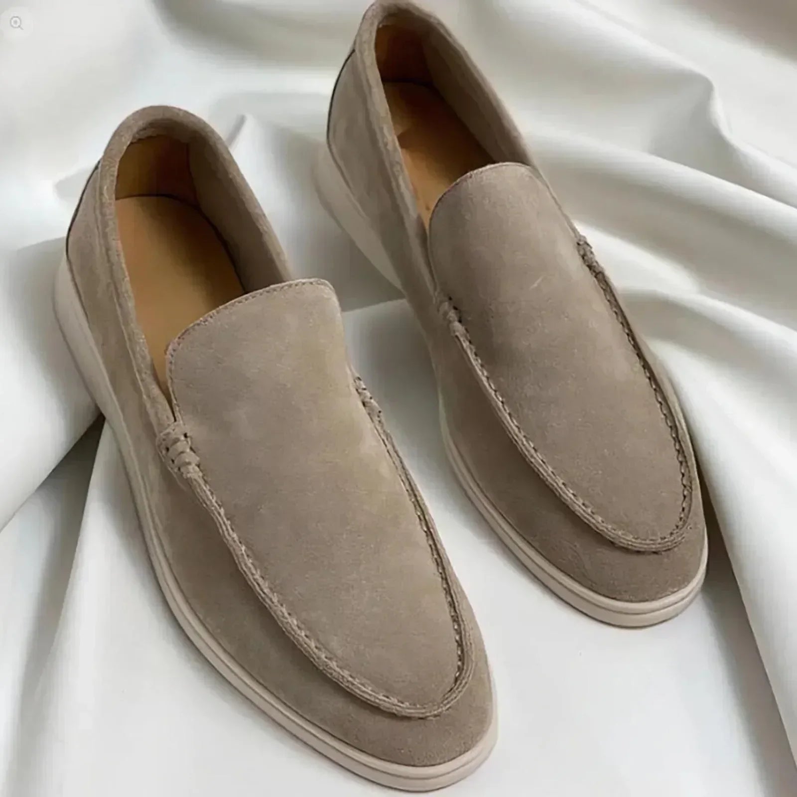 Mocassins en daim beige pour homme sur fond blanc, élégants et confortables, parfaits pour un style décontracté ou formel.