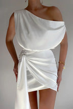 Robe blanche asymétrique élégante, une épaule dénudée, drapée avec ceinture nouée, style moderne et chic, idéale pour soirées et événements.