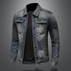 Veste en jean bleu pour homme, style décontracté, avec poches avant et boutons, sur fond gris. Mode masculine, tendance denim.