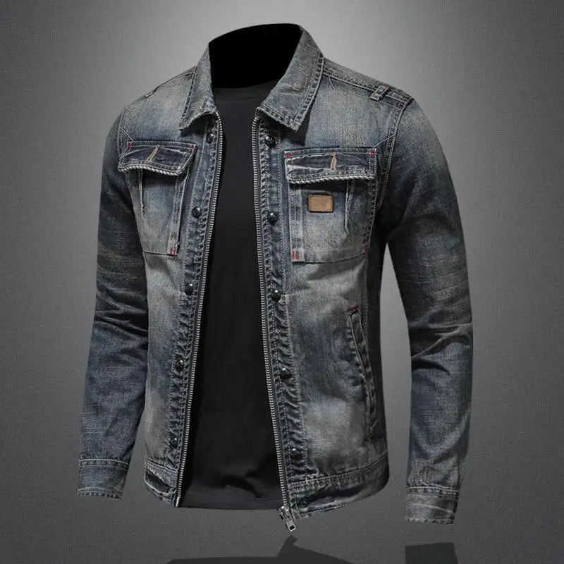 Veste en jean bleu pour homme, style décontracté, avec poches avant et boutons, sur fond gris. Mode masculine, tendance denim.