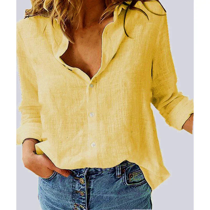Chemise en lin jaune pour femme, manches longues retroussées, col ouvert, associée à un jean bleu. Mode décontractée et élégante.