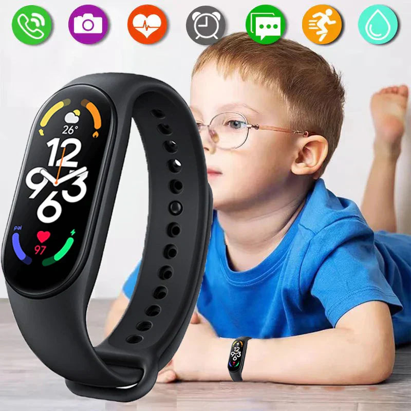 Enfant portant un bracelet connecté noir avec écran couleur affichant l'heure et des icônes de santé. Montre intelligente, suivi d'activité, technologie.