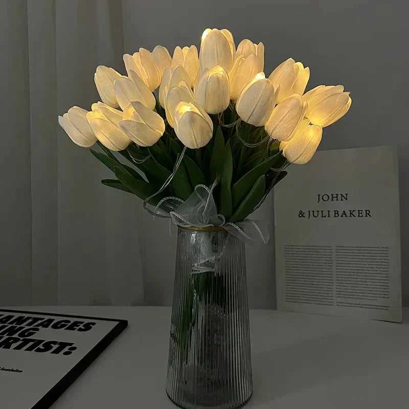 Bouquet de tulipes blanches lumineuses dans un vase en verre, décoration intérieure élégante, ambiance chaleureuse et moderne, éclairage LED.