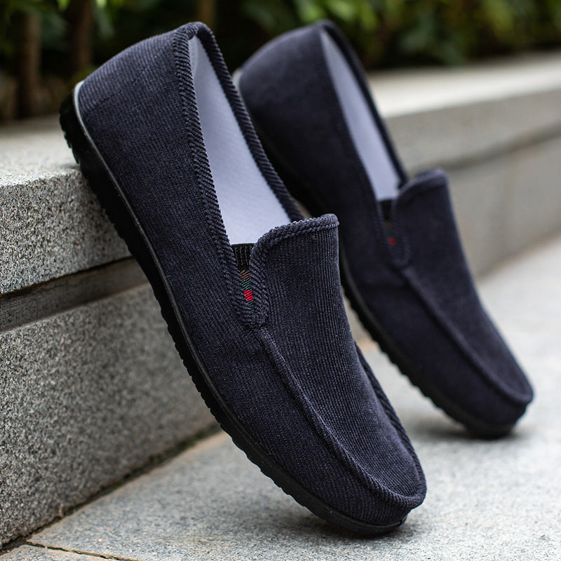 Mocasines de pana para hombre con suela antideslizante: cómodos y duraderos.