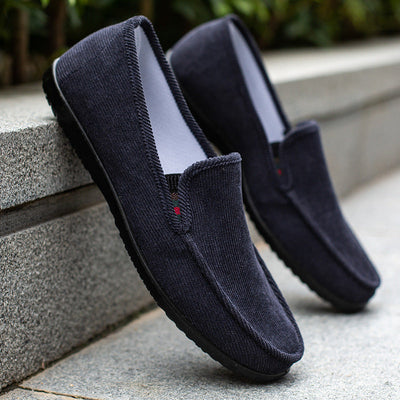 Mocasines de pana para hombre con suela antideslizante: cómodos y duraderos.