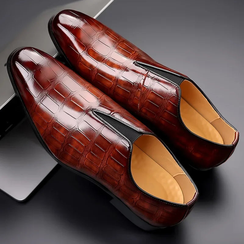 Chaussures en cuir marron pour homme, motif crocodile, élégantes et brillantes, idéales pour un look formel ou professionnel.