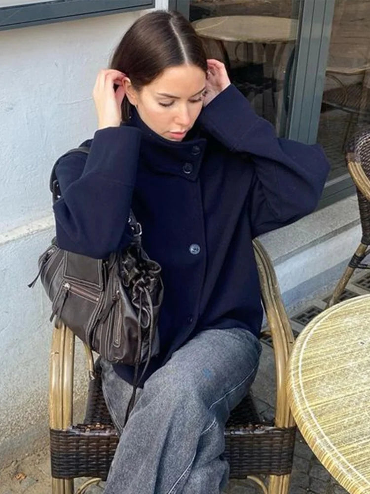 Krótka wełniana kurtka damska | Stójka | Zapięcie na pojedynczy guzik