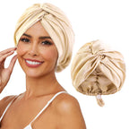 Femme souriante portant un turban en satin beige, accessoire de mode élégant pour cheveux, avec un turban similaire à côté.