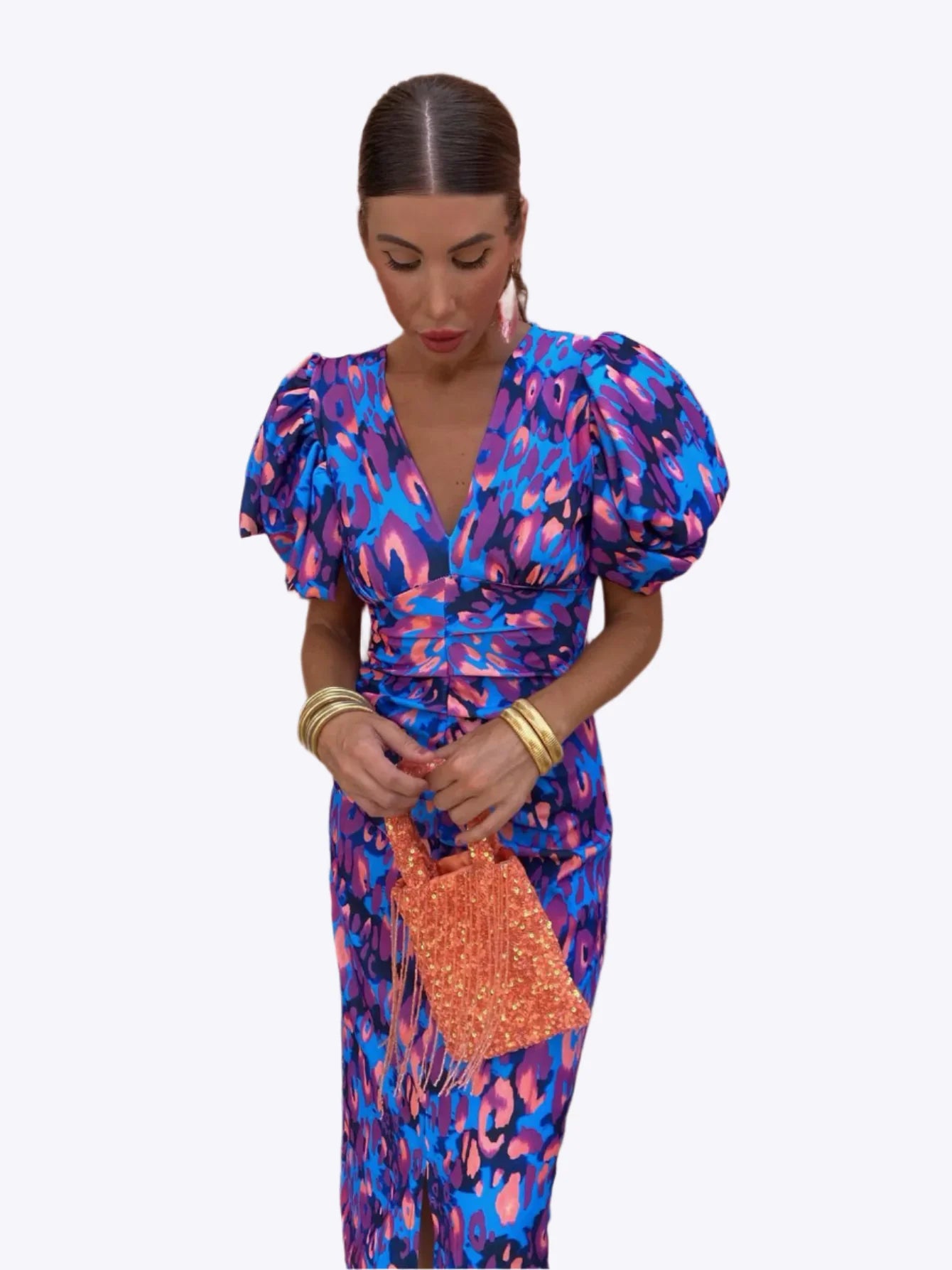Robe à motifs léopard bleu et rose avec manches bouffantes, femme tenant un sac à main orange. Mode élégante, tendance, soirée.