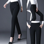 Pantalon noir femme élégant, taille haute, coupe slim, avec poches, porté avec des talons noirs. Mode féminine chic et moderne.