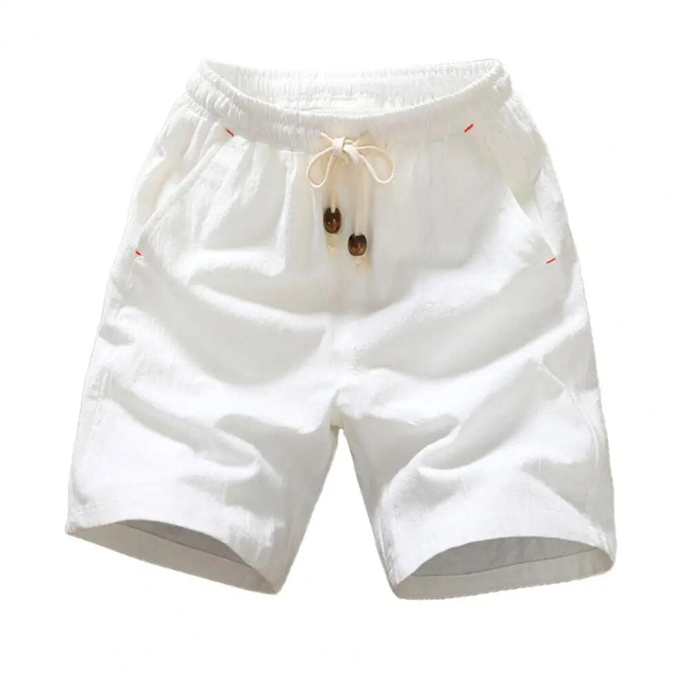 Short en lin blanc pour homme avec cordon de serrage, poches latérales. Style décontracté, idéal pour l'été et les vacances. Mode masculine tendance.