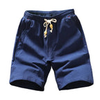 Short bleu marine en lin pour homme avec cordon de serrage beige, poches latérales. Style décontracté, idéal pour l'été et les vacances.