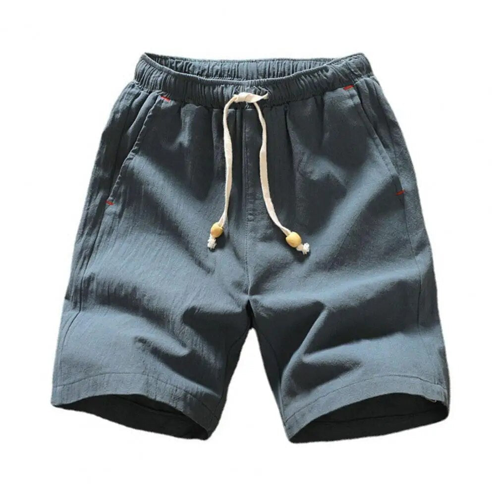 Short en lin bleu pour homme avec cordon de serrage blanc, poches latérales. Style décontracté, idéal pour l'été et les vacances.